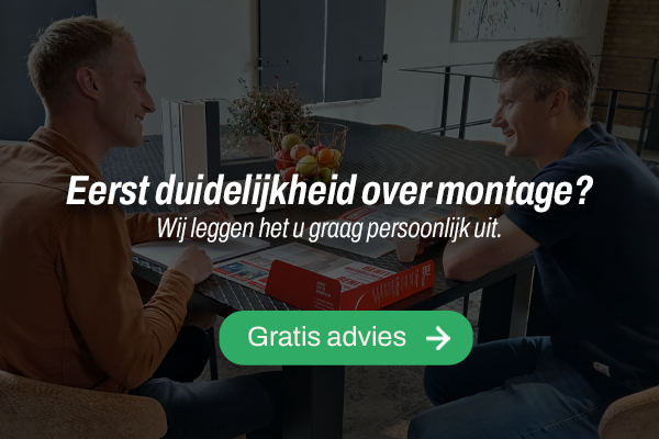Adviseur van Benitech geeft advies over montage en kunststof kozijnen bij klant thuis
